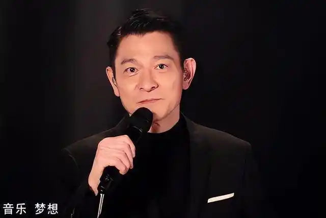 61岁的刘德华老态龙钟?素颜弹古筝唱歌,苹果肌下垂老年斑爬满脸