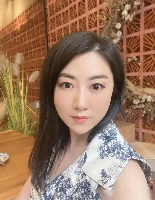 上海卫视主持人杨蕾力挺李菲儿,并为其出谋划策!
