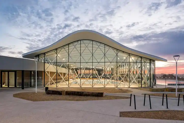 优雅现代游泳馆立面外观装修效果图3/5