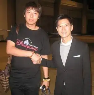 张家辉官方数据身高为1米74,其实他的实际身高也不足1米70只有1米67.