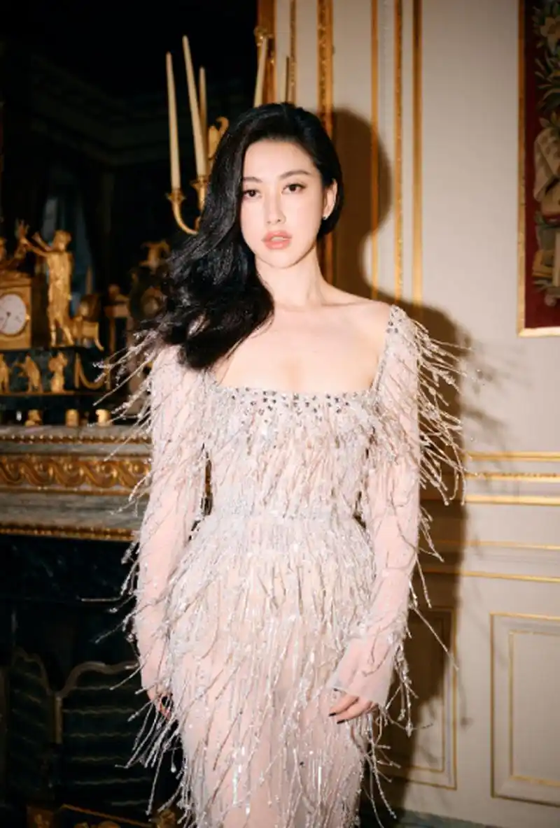 朱珠的一组美照曝光,她肩披长卷发妩媚撩人,身穿透视流苏裙勾勒完美
