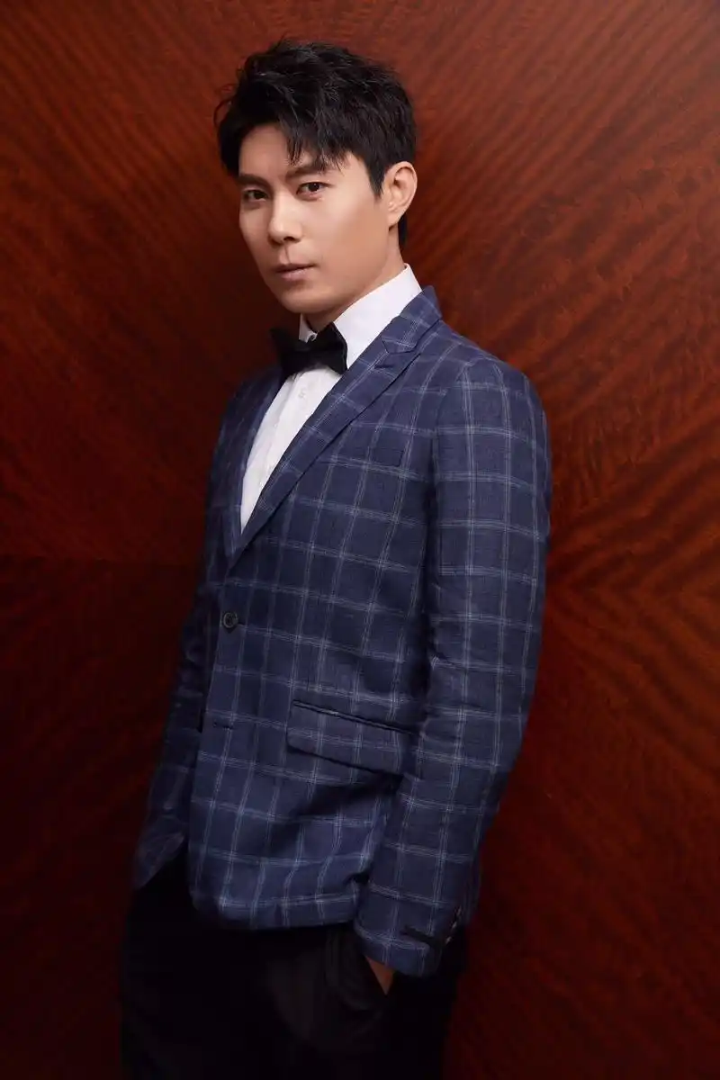 近日演员艾伦亮相上海电影节中影之夜主题活动,一身挺括西装尽显魅力