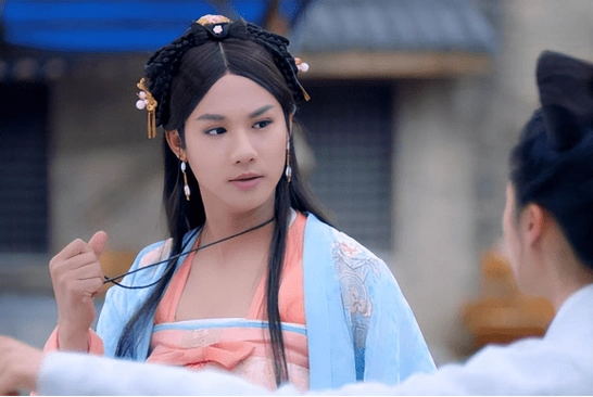 不是往胸部塞馒头就是男扮女装这9位的反串才对得住观众