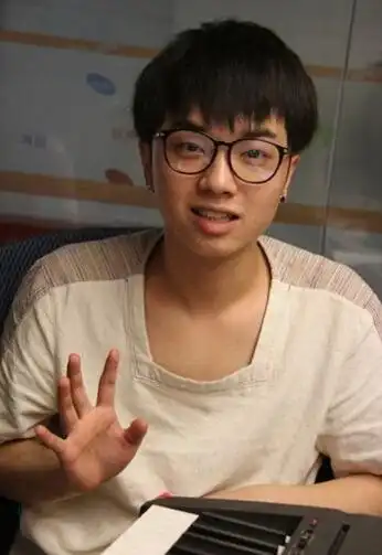 图华晨宇抽烟照片流出网曝其遭同学揭老底