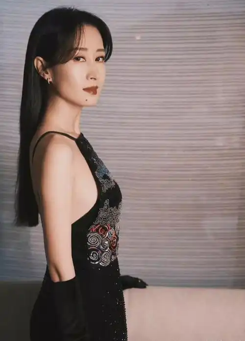 这就是实力派演员刘敏涛一个起床戏演绎美人卷珠帘