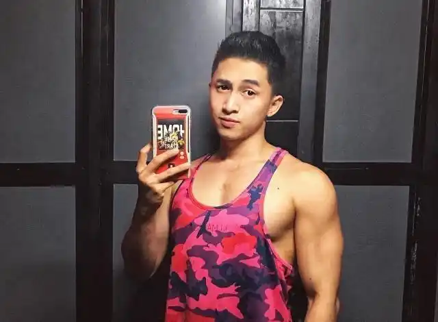 肌肉小鲜肉勤练身材,用结实的腹肌和性感的人鱼线迎接夏天!