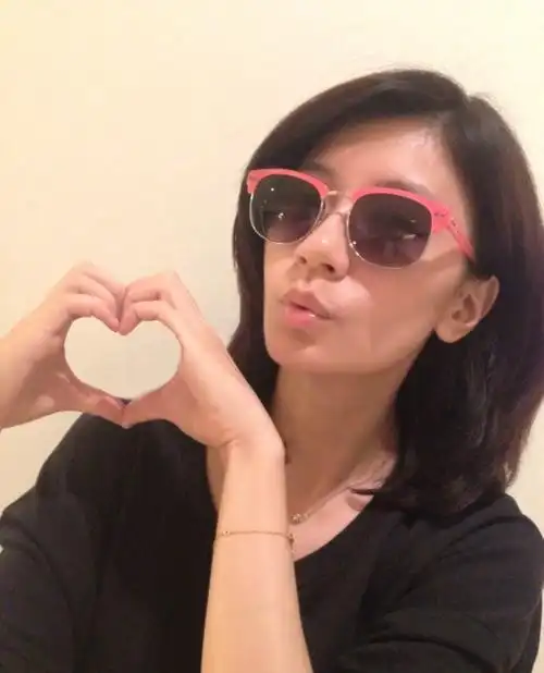 贾静雯产后外出"抛女"看偶像