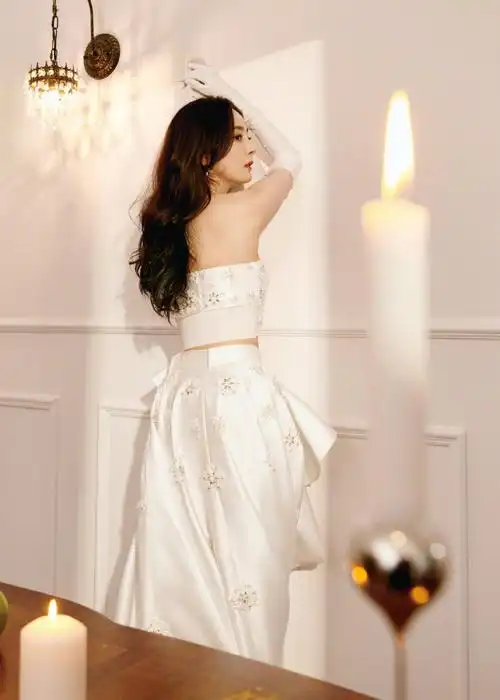 杨幂节目造型曝光她穿了一件白色抹胸曳地长款礼服裙