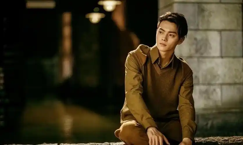 虽然是一个不正经的角色,但许凯在这部剧中的军装造型却是十分的迷人.