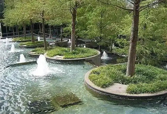 涌泉水池中,形成一种向心的,内聚的水流形式,是一种动态的小型的水景