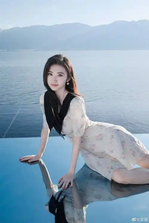 景甜晒甜美写真大秀美腿!雪肤玉貌身材曼妙太惊艳了_长发_鲜花_大片