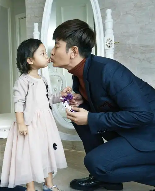 贾乃亮40岁生日甜馨送奖杯认证最好爸爸父女模样似复制粘贴