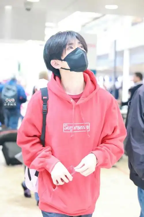 易烊千玺瑞士出发#  易烊千玺瑞士出发96  顺毛红色连帽卫衣好嫩