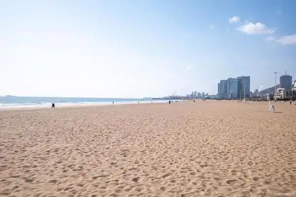 作为青岛最具代表性的海滨景区之一,金沙滩以其金色的沙滩,清澈的海水