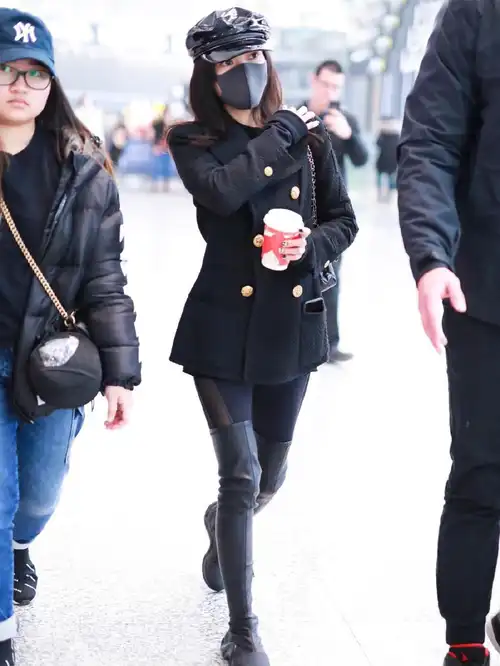 张韶涵腿真细,紧身健美裤配过膝高筒靴,158穿出178的气场