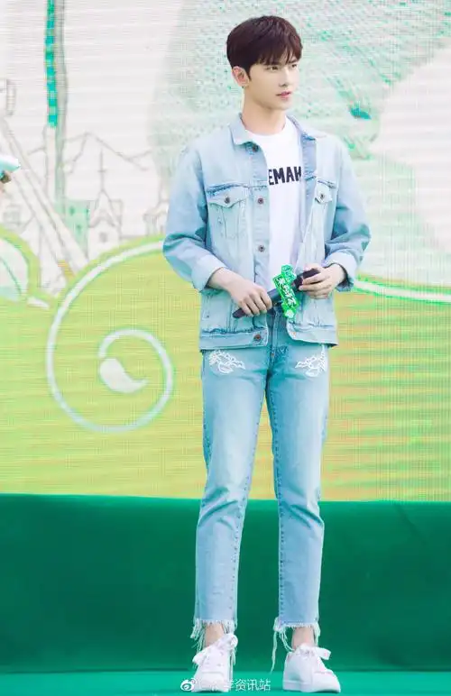 五一小长假第二天wuli@杨洋icon 身着一身牛仔装,优雅帅气的出席