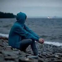 找一个伤感的一个人看海的男图 背影哦 最好多发几个 要清楚