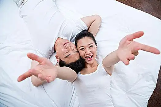 夫妻在卧室里亲昵