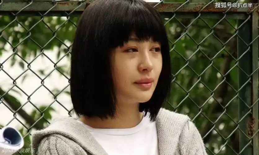 李菲儿新综艺又遭吐槽:本手握王炸,错失黄晓明后为何越混越差?