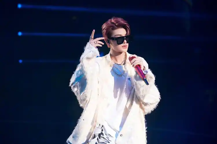 黄明昊乐华家族演唱会花絮照 昨天新歌《u》的首舞台好棒!