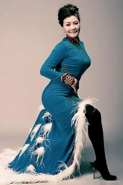 蒙古族女高音歌唱家,爱民(北京)歌舞团副团长,曾获中央电视台青年歌手