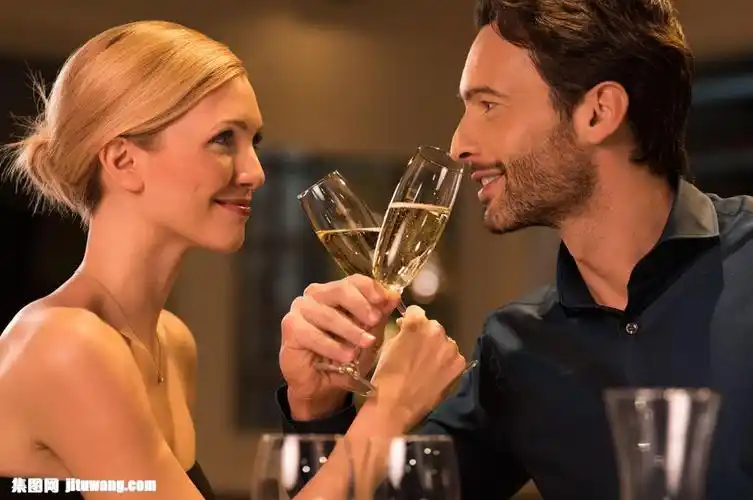 喝交杯酒的情侣图片