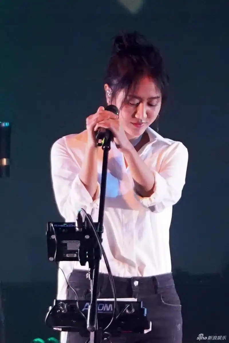 陈粒穿清新白衫台北开唱 表情投入专注