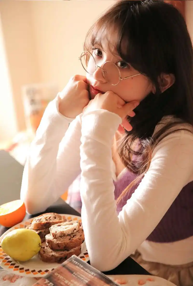 丸子头美女金丝眼镜文艺俏皮写真图片