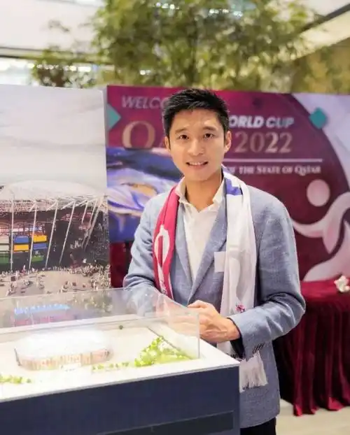 霍启山现身卡塔尔看球赛,与大马富二代坐贵宾席,手舞足蹈很兴奋_足球