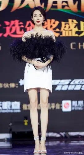 32岁的李纯也放开了!穿人鱼裙大秀s曲线,标准柯基臀看呆众人