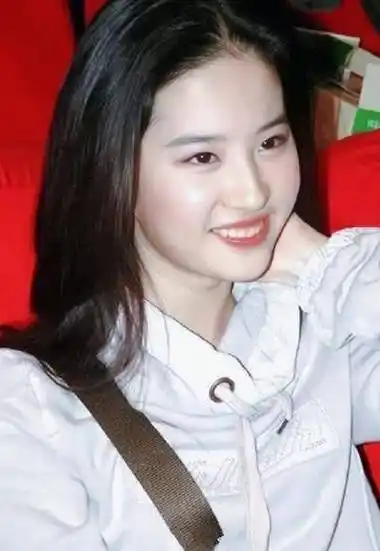 刘亦菲年轻时少女照走红!纯素颜面对镜头,浓密发量引网友热议_时候_电