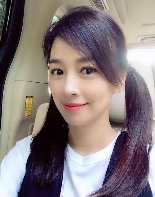 张庭陶虹穿"闺蜜装"同框,直角肩太迷人,年近50依旧充满少女感_连衣裙