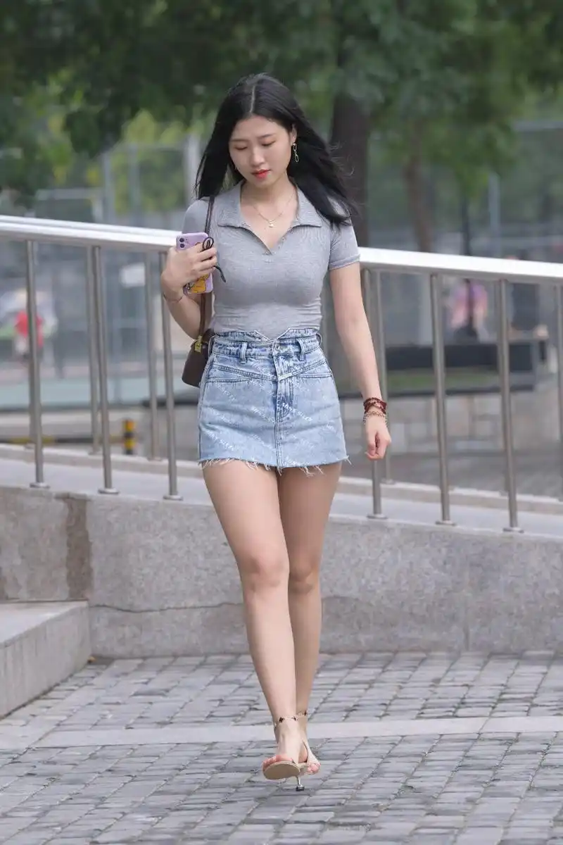 街拍美女,漂亮的牛仔短裙小姐姐,牛仔搭配短t意外好看!
