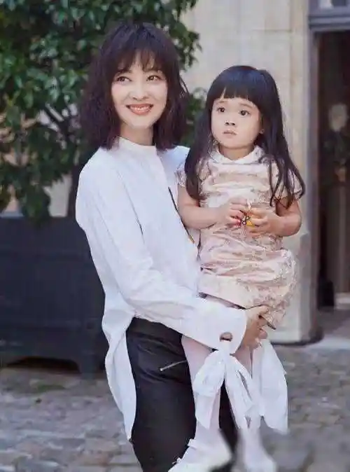 48岁梅婷携10岁女儿见世面她断崖式衰老撞脸倪萍女儿一张