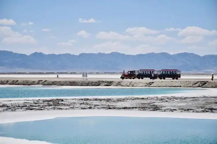 国内又一列旅行专列通车,雪山,戈壁,沙漠…一路朝圣