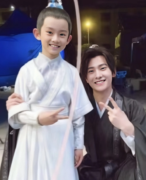 原创且试天下片场花絮杨洋跟小孩合影生图下的头围成亮点