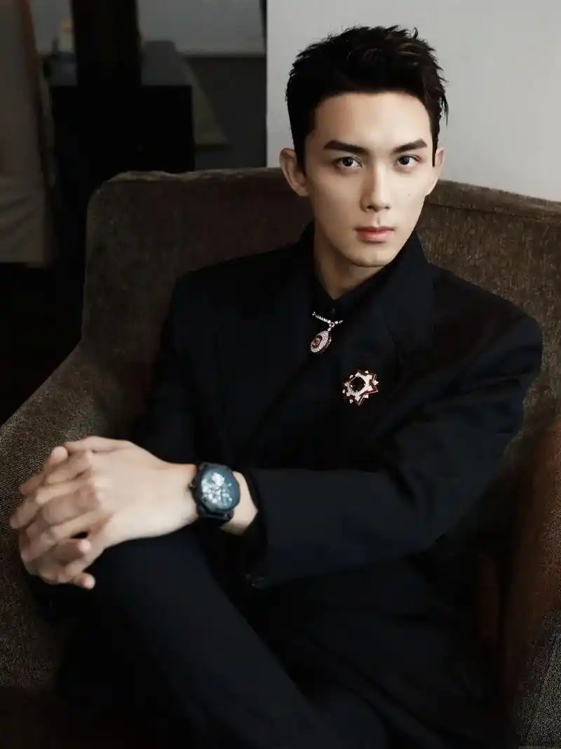 吴磊 #又一波西装杀来袭 - 抖音