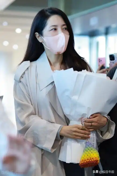 曾黎现身北京机场,身穿浅色风衣简约大方