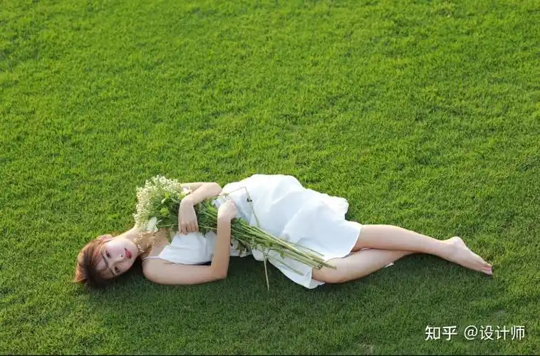 躺姿也很推荐,很多情绪大片都有躺姿这一动作,注意躺着拍照要尽量侧躺