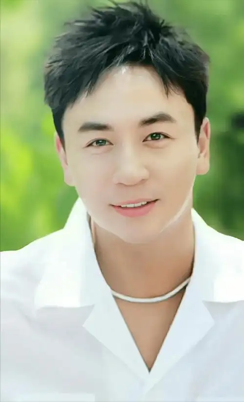 随着年龄的增长,释小龙逐渐意识到,不能一辈子吃童星的老本.