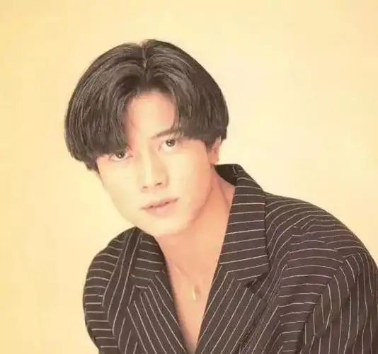 郭富城在90年代的那会的中分发型,可以说是现在很多男生