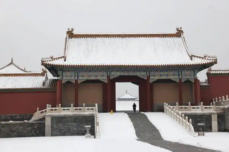 12月13日,故宫,游客在太和殿广场撒欢儿.