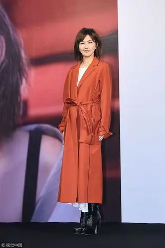 孙燕姿枫叶褐风衣搭白色连衣裙 防水台皮靴率性潇洒