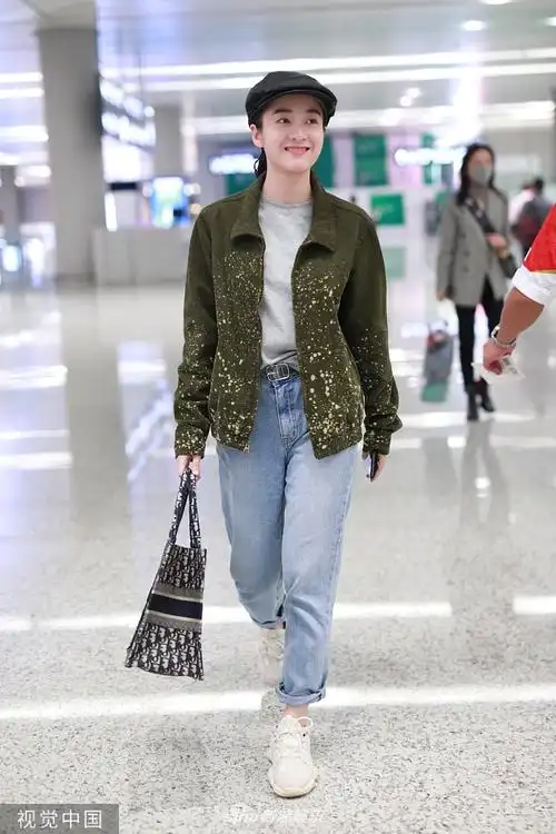 张雪迎戴报童帽短发造型帅气清爽 为粉丝签名营业超宠粉__凤凰网