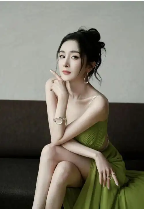 魅力杨幂身穿一条翠绿色的吊带长裙,展现出了她美丽的背部,唯美的身材