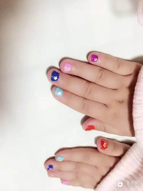 方圆形可爱红粉蓝宝宝可爱的美甲美甲图片