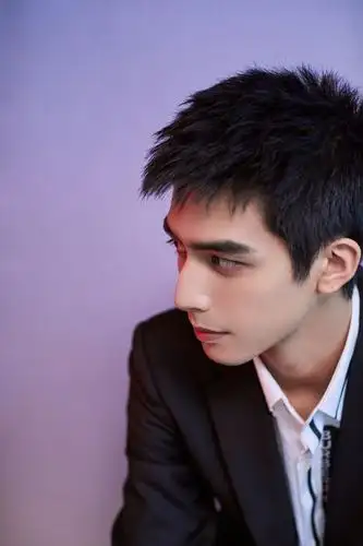 寸头的全新造型,简洁干练,颇具精英型男气质,更显成熟坚毅.