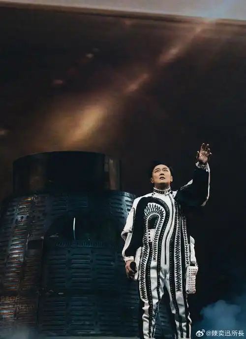 陈奕迅晒台北巡回演唱会舞台剧照