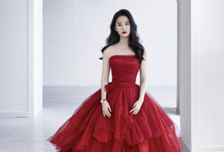 刘亦菲抹胸红裙大片,秀出优雅肩颈线条,典雅大方