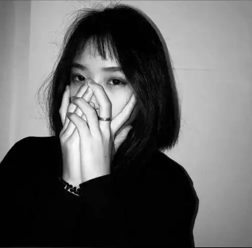 【微信头像】女半身黑白